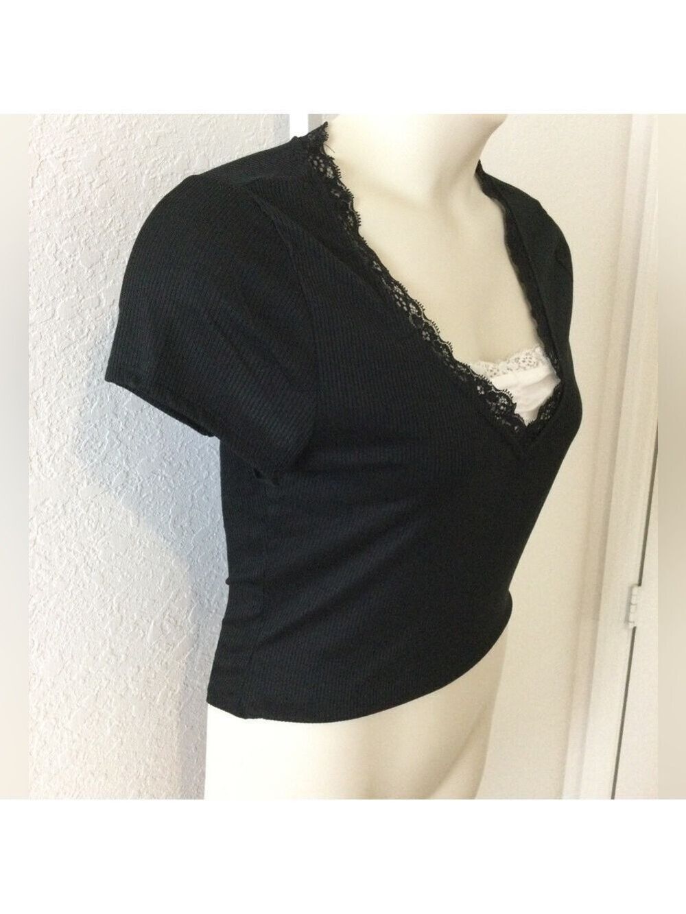 Derek Heart black cropped tee with white lace trim inset Woman’s XL - Picture 2 of 9